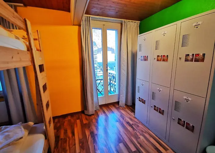 因特拉肯市中心旅舍 *